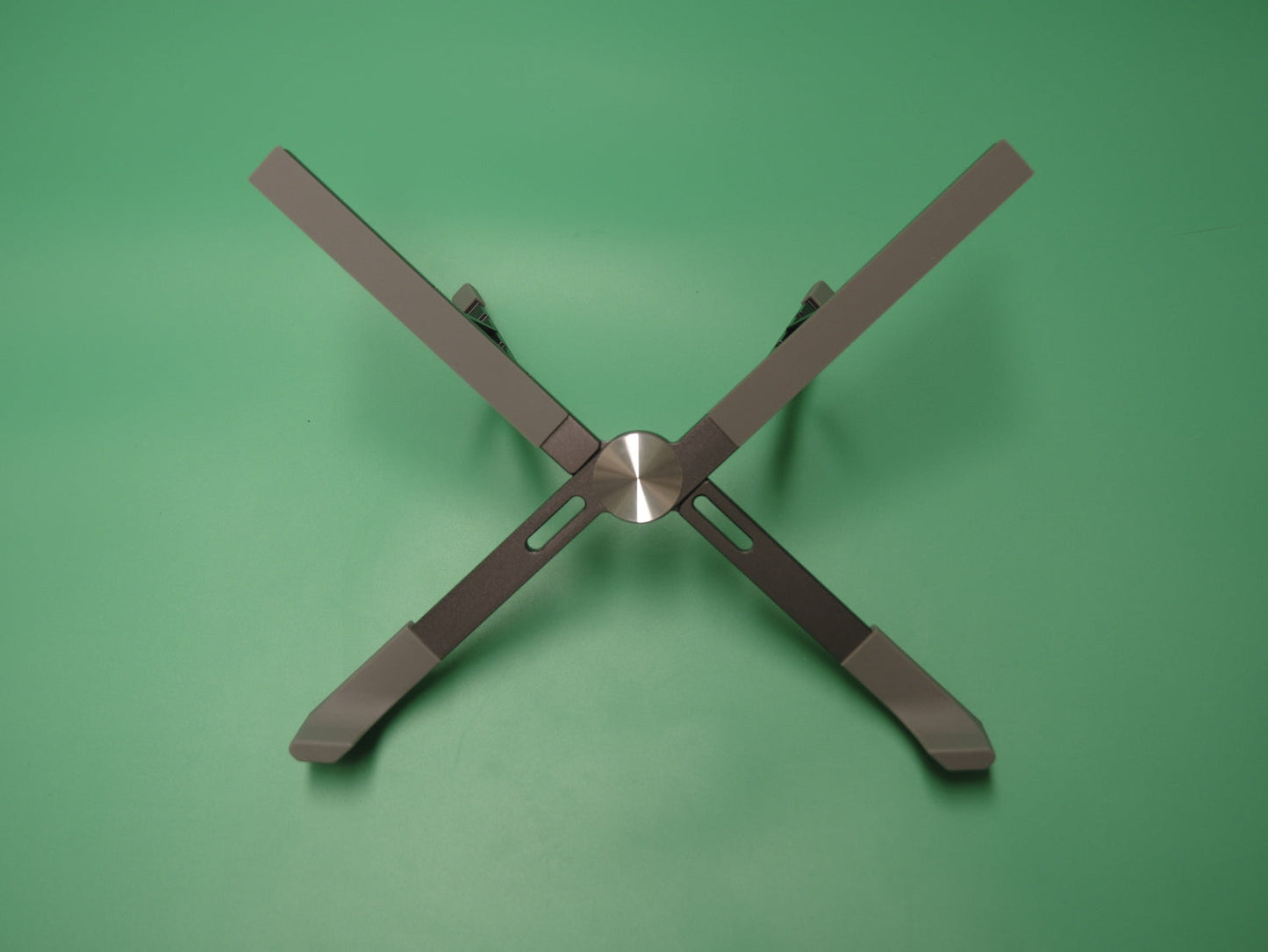 Cross-shaped laptop stand